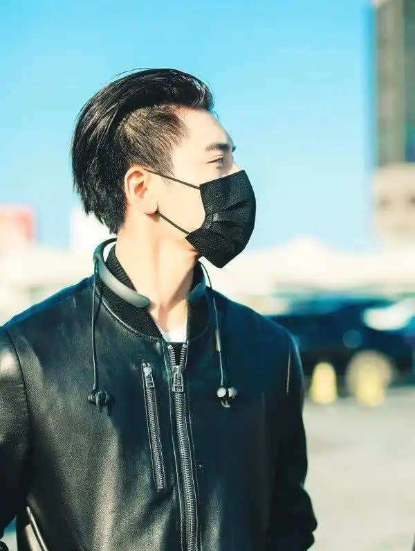 被王子异彻底秒到了,绝美侧脸让人心动,画里走出来的吧