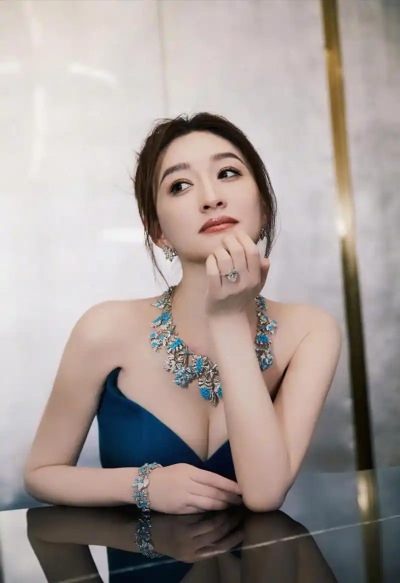 李小冉样貌佳皮肤白,还活得洒脱,一直是男人心中的女神,也是女人心中