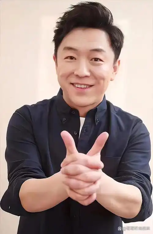 黄渤是一位多才多艺的演员和导演,他以其幽默风趣的表演风格和细腻的