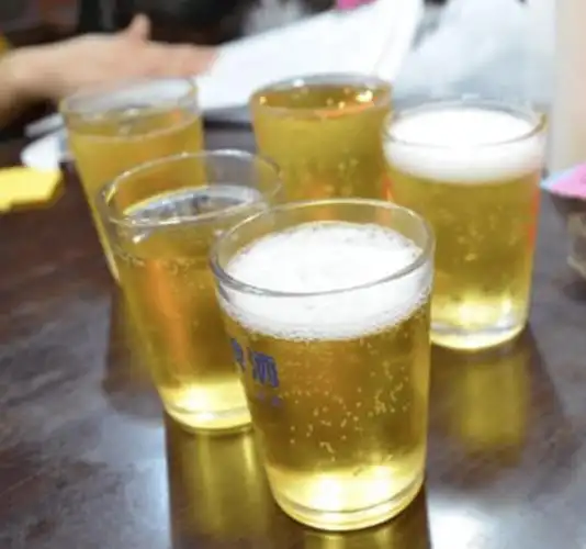 女性老乡请吃饭男子喝了杯啤酒第二天醒来吓懵