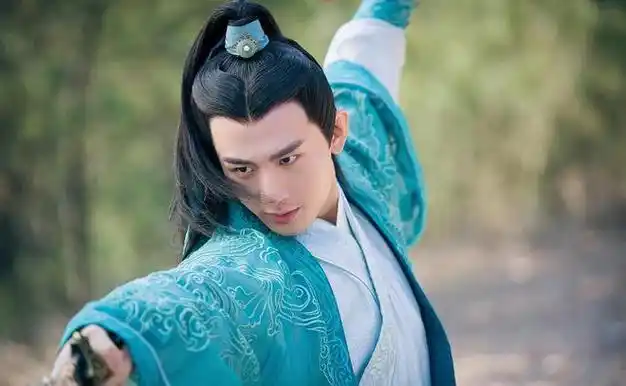 之后成毅在当时的热播剧《青云志》中饰演林惊羽,当时对他也无感,就是