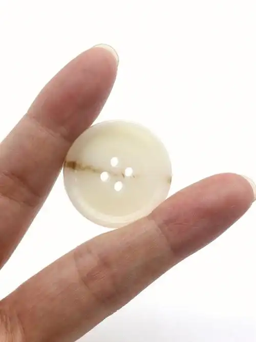 米白色,咖啡色,黑色纯仿牛角纽扣