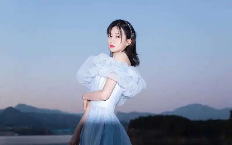 乔欣湖蓝长裙优雅写真桌面壁纸