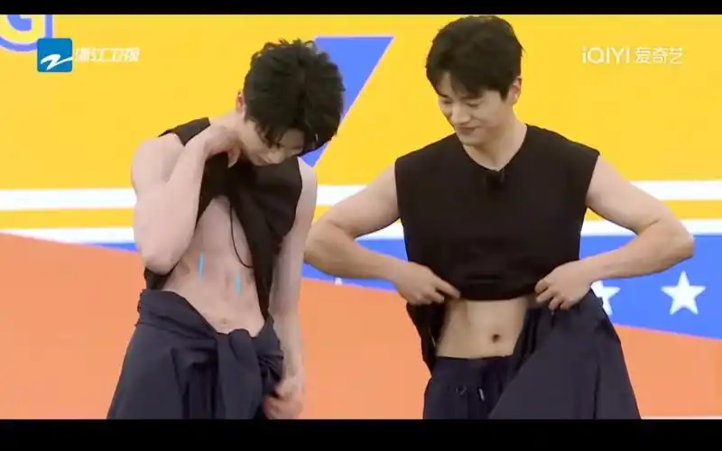 张嘉元奔跑cut1出场 分组腹肌名场面