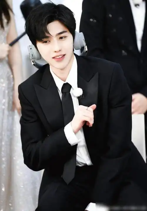 蔡徐坤奔跑吧预告花絮穿西装戴耳机温文尔雅