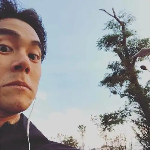 彭于晏又来迷之角度自拍 还不忘宣传新电影