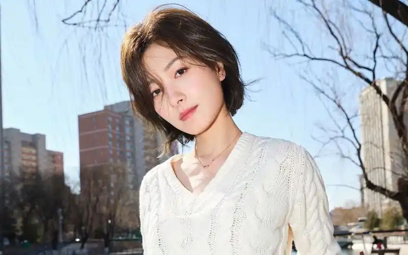 万茜,一头秀丽短发