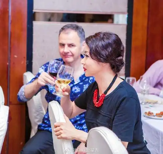 恭喜56岁金星宣布复婚发文时间暗藏玄机全身穿金戴银好贵气