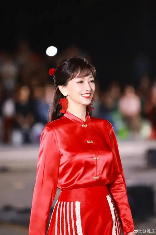 70岁赵雅芝亮相中国国际时装周身穿红色马面裙展现东方古典之美