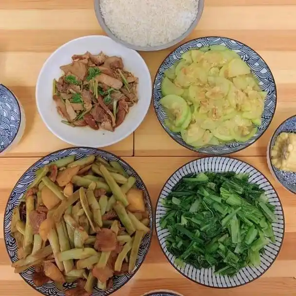 同学来家里玩,妈妈做了一桌饭菜,女儿:给钱,我们要去外面吃