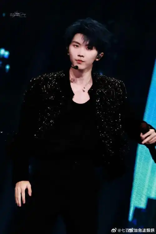 马嘉祺冷脸蓝发