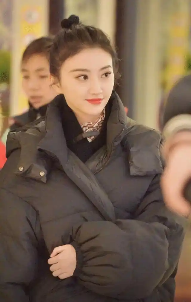 景甜现身2019春晚排练现场,颜值一点不输"绿孔雀"杨幂