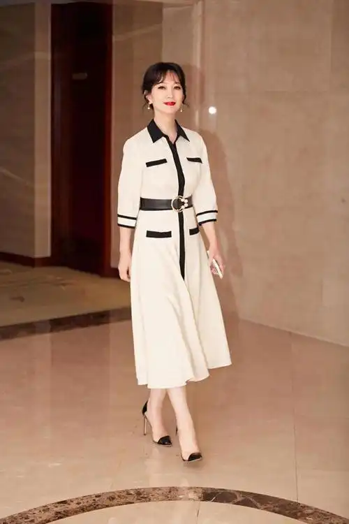 赵雅芝66岁的年纪25岁的打扮穿马甲配短裤亮相秀出豆腐腿