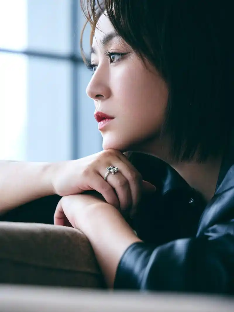 马丽短发皮衣女神,温柔而舒展,自信且光芒.