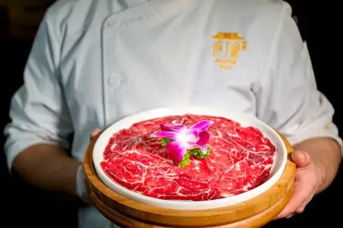 新鲜的牛肉被切成均匀的薄片,片片晶莹剔透,柔嫩微弹,摆盘精致如同一