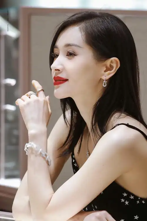 王子文侧颜杀王子文可爱嘟嘴或许,再过一段时间,又会看到一个灵魂暴击