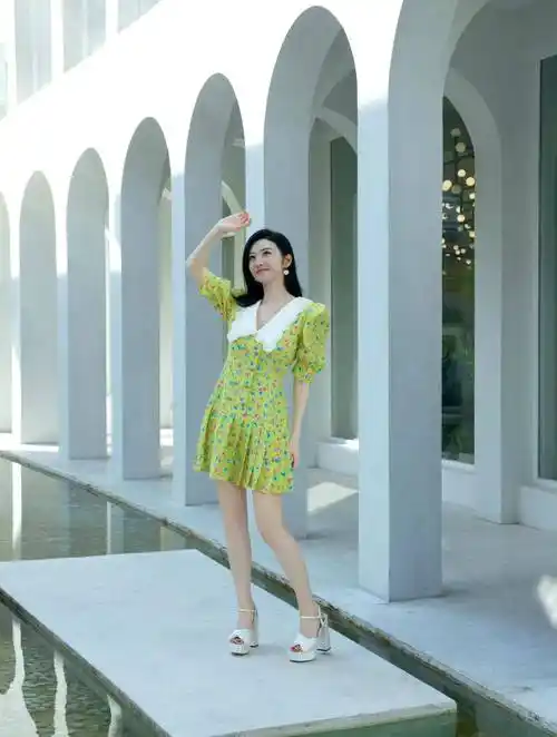 不过膝长度的连衣裙也能够秀一秀自己的纤细长腿,景甜还在脚上穿着一