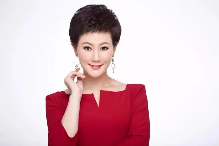 演唱者: 叶翠,军旅青年女高音声乐演员,中共党员.