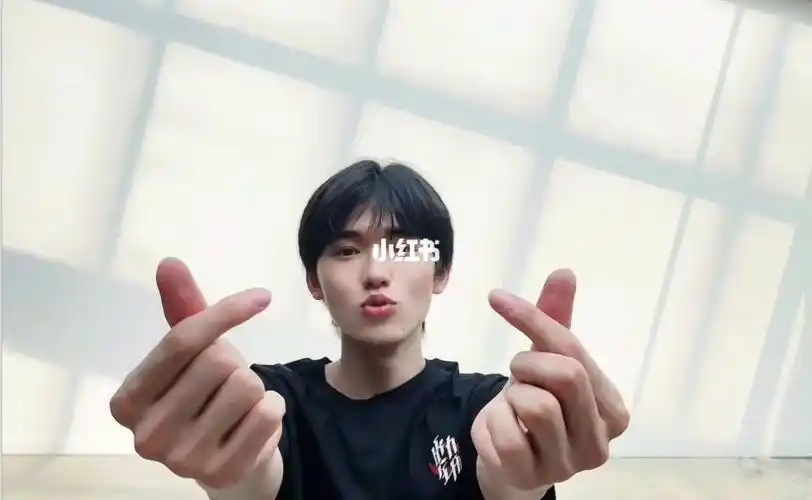 快去高会看比心轩轩,太好看了#宋亚轩  #时代少年团宋亚轩