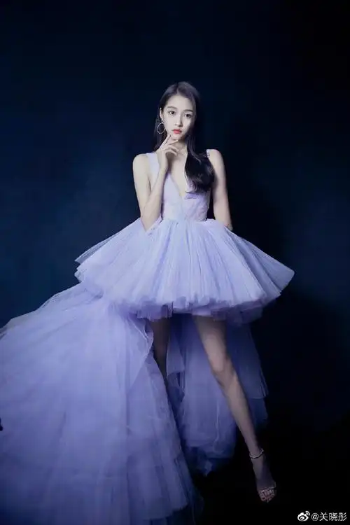 关晓彤穿纱裙秀火辣身材,大长腿完美抢镜