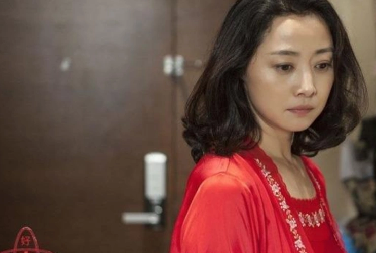 52岁的她因为继子火了,三次婚姻里再嫁同一个人,如今风韵犹存