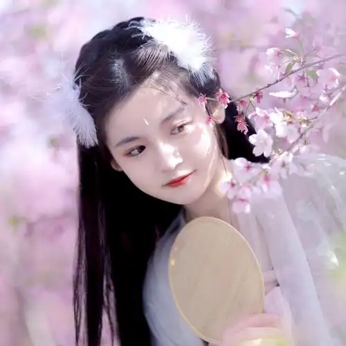 绸缎与折扇并肩游,谁有笑涡红透"微博自截 古风汉服女生头像