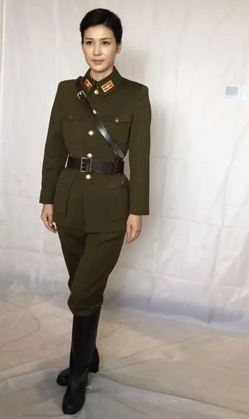童蕾身穿军装