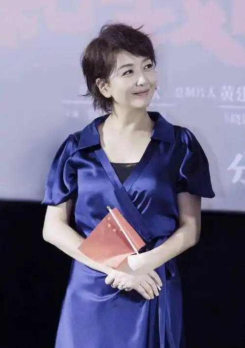 江珊穿衣从不复杂,富态身材穿深v领连衣裙,曲线凹凸有致好吸睛_时尚