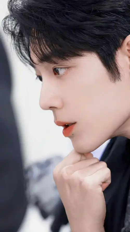 肖战直播出图#  小战总来了  帅得飞起    #肖战小括号##真力时直