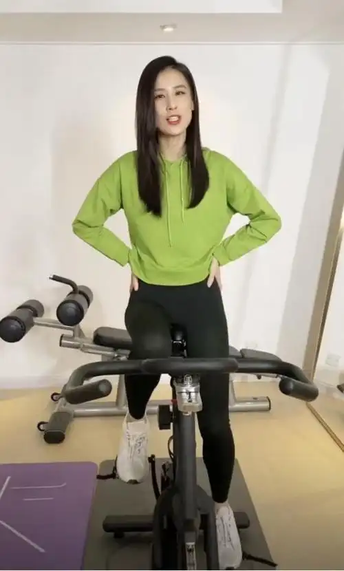 黄圣依在家中健身不忘带货,一身翠绿牛油果造型,还有点小清新