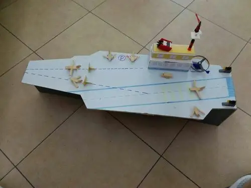 《九龙号――航空母舰》四(2)毛睿 制作材料:纸板,纸盒等,状态:完工.