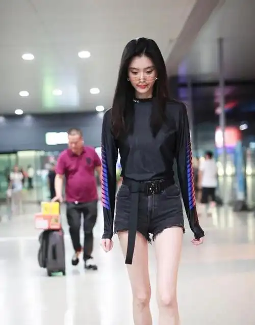 奚梦瑶瘦成"纸片人"了,连健美服也能穿出松垮感,看完不想减肥