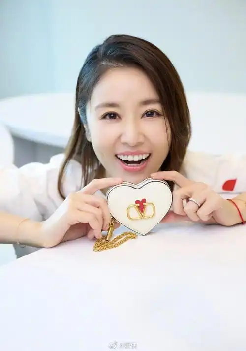 林心如 好笑吗#林心如在社交软件晒出了一张微笑的照片,评论区有网友