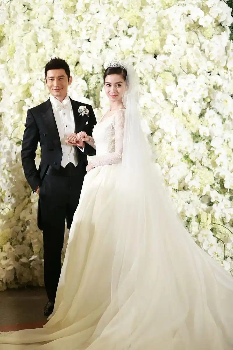 经过一年多的离婚,黄晓明坦言他曾面临与angelababy的婚姻困扰.  在这