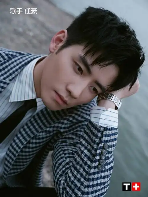 绅士之选,自有格调  @任豪_evol佩戴  #天梭卡森臻我系列#月相石英