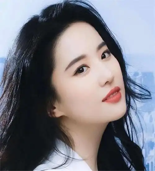 刘亦菲妈妈64岁仍单身,比女儿还漂亮,一婚嫁外交官,二婚嫁律师