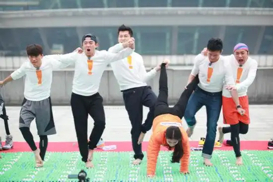 跑男宝强狠压邓超指压板难坏主持