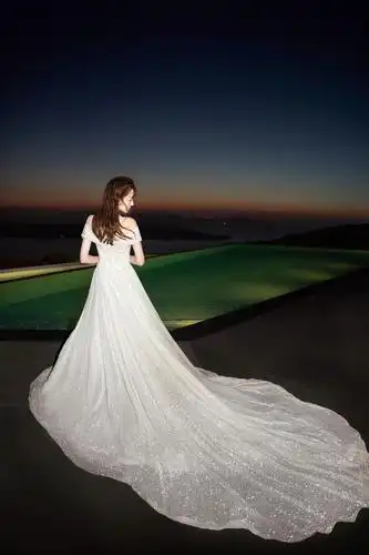 迪丽热巴穿婚纱拍大片,夕阳下香肩半露笑容甜美