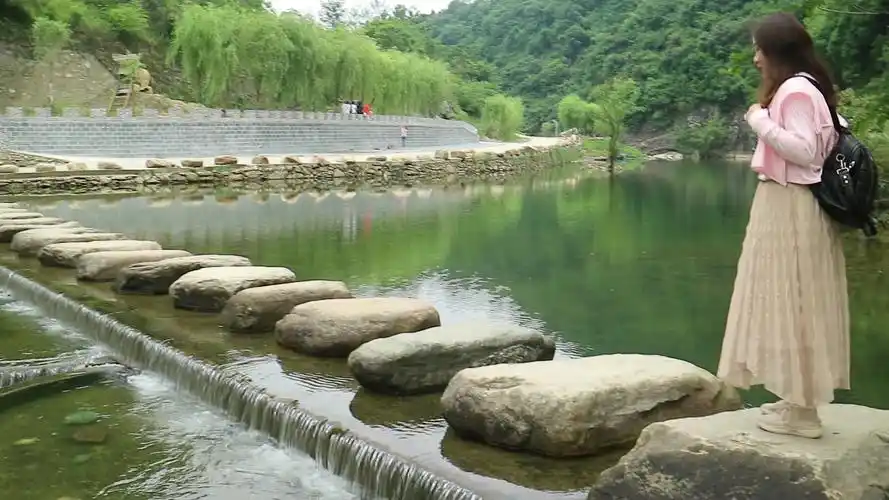 丹江口市白杨坪林区珍珠岩风光:山清水秀美如画,风景迷人游人醉