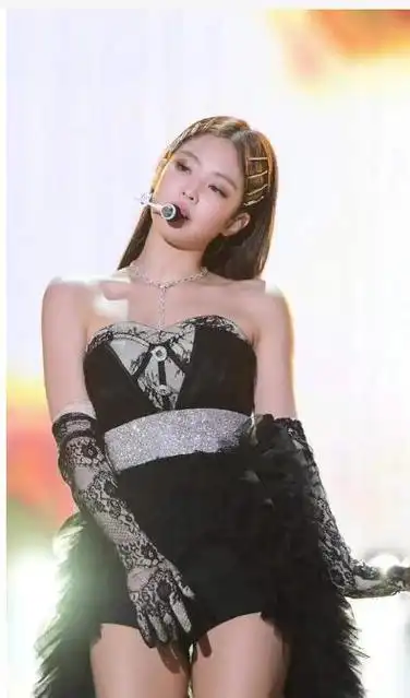 身材比例真棒,穿抹胸配高腰裤气场十足,又美又酷|穿搭|乐器|jennie