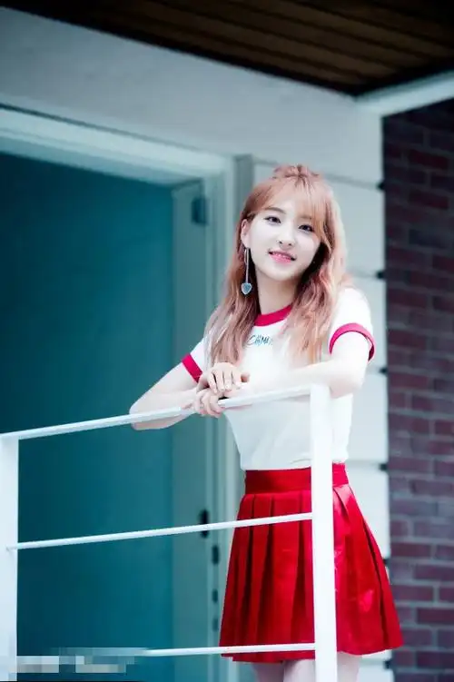 宇宙少女高清写真:程潇长相甜美 苞娜淑女装显清纯【组图】