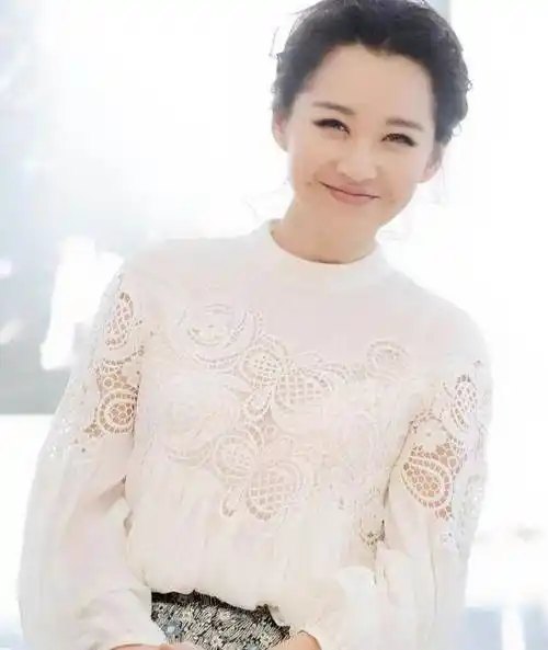 51岁许晴近照流出,头等舱里素颜吃泡面,毫无当年女神形象_保养_观众