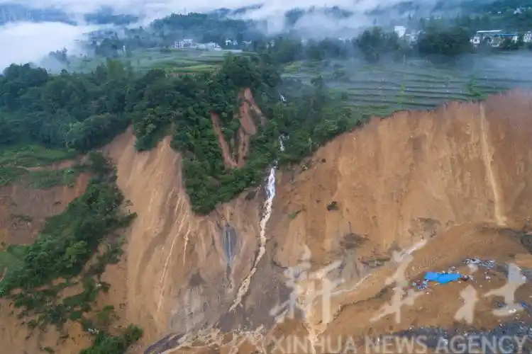 7月21日拍摄的恩施州屯堡乡马者村山体滑坡现场(无人机照片).