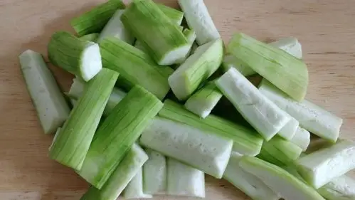 凉拌丝瓜,全都切好.