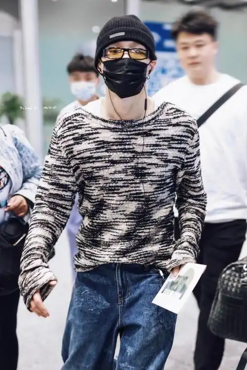 张艺兴回国机场照,潮流帅气兴哥