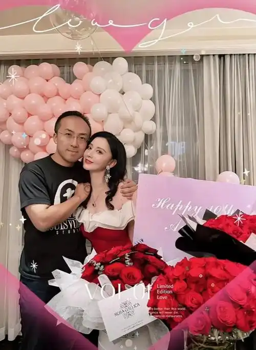 张萌庆祝结婚10周年,罕晒与富豪老公合影,住豪华酒店贴脸秀恩爱