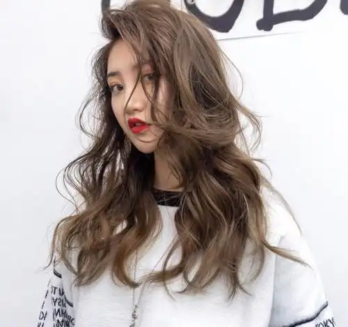 40岁女人染发,这四个颜色不要轻易试,显老还俗气,尤其是第四个_头发