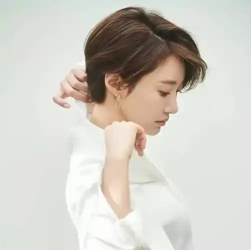 发型欣赏——超帅气的 露耳短发