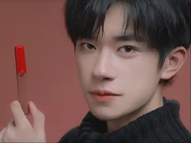 易烊千玺阿玛尼彩妆代言人