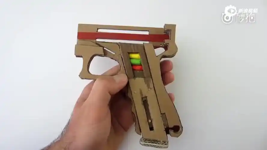 视频教你用纸板制作一把可以发射的手枪_手机新浪网